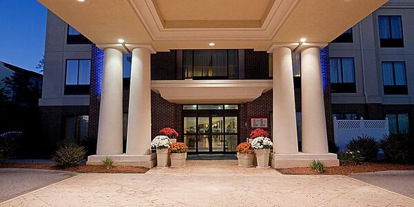 Holiday Inn Express & Suites Manchester-Airport