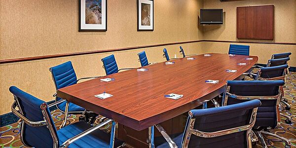 Holiday Inn Express & Suites Manchester-Airport