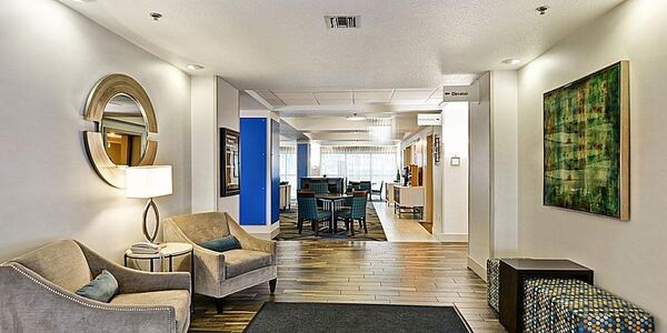 Holiday Inn Express & Suites Milwaukee-New Berlin