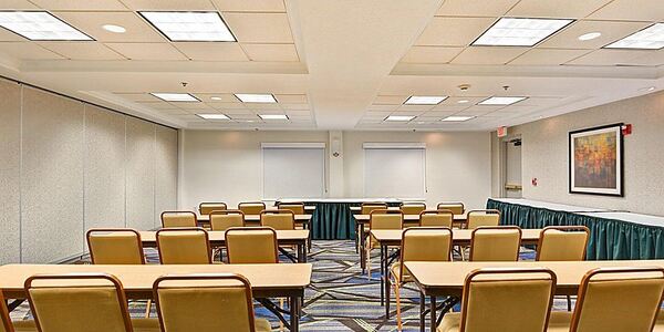 Holiday Inn Express & Suites Milwaukee-New Berlin