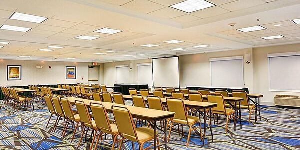 Holiday Inn Express & Suites Milwaukee-New Berlin