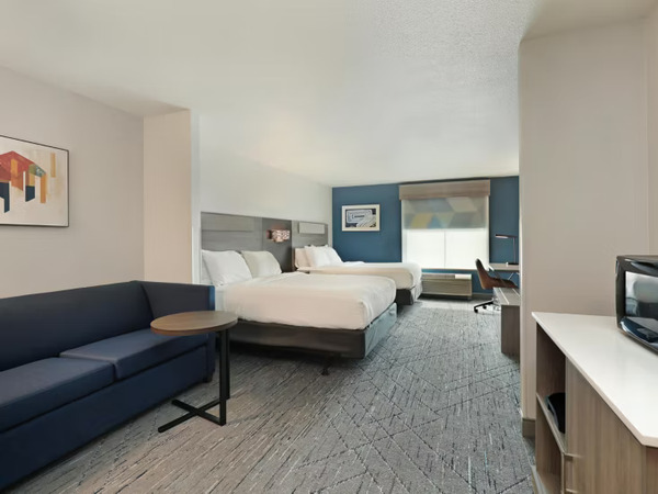 Holiday Inn Express & Suites Milwaukee-New Berlin