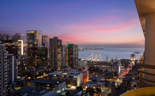 Courtyard San Diego Downtown Little Italy