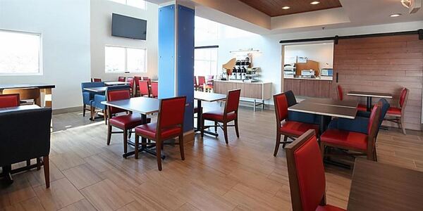 Holiday Inn Express & Suites Cincinnati SE Newport