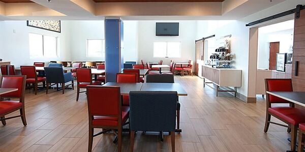 Holiday Inn Express & Suites Cincinnati SE Newport