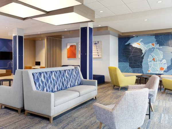 Holiday Inn Express & Suites Cincinnati SE Newport