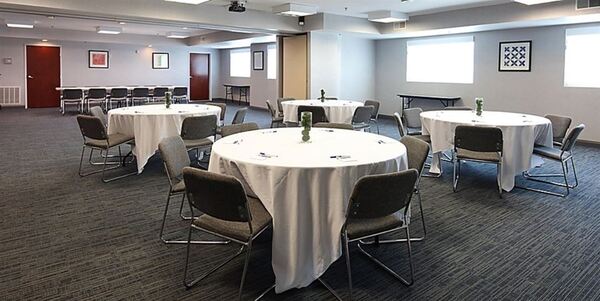 Holiday Inn Express & Suites Cincinnati SE Newport