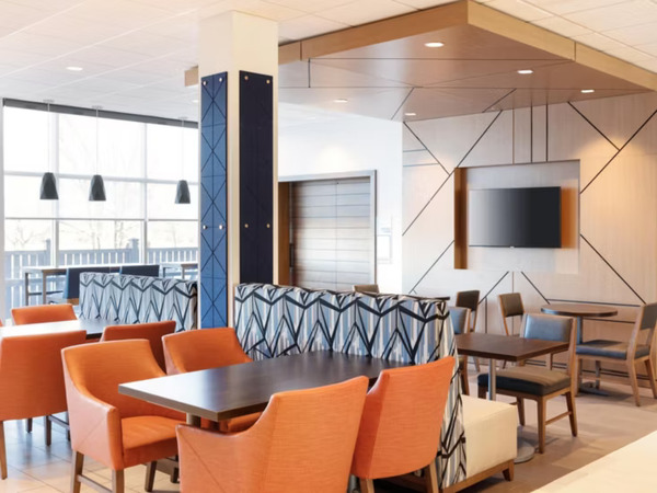 Holiday Inn Express & Suites Cincinnati SE Newport