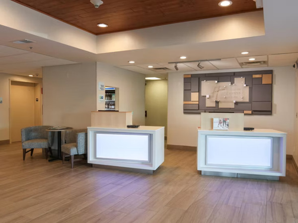 Holiday Inn Express & Suites Cincinnati SE Newport