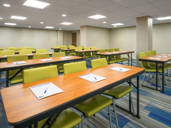 Holiday Inn Express & Suites Fort Washington