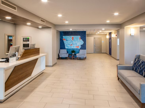 Holiday Inn Express & Suites