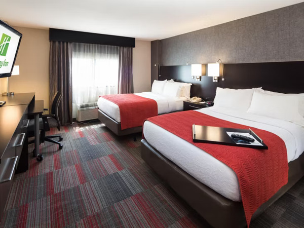 Holiday Inn Milwaukee Riverfront