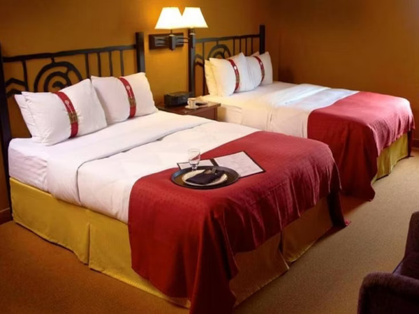 Holiday Inn Pewaukee-Milwaukee West