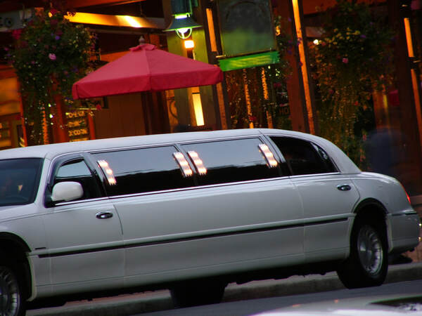 Avanti Gold Star Limousine