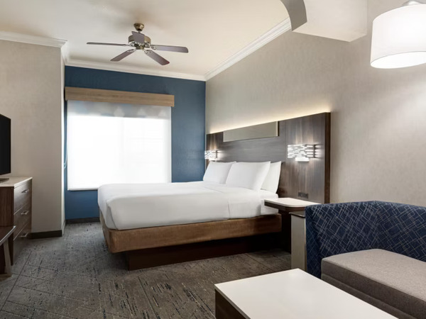 Holiday Inn Express & Suites Bakersfield Central