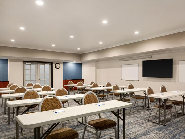 Holiday Inn Express & Suites Bakersfield Central