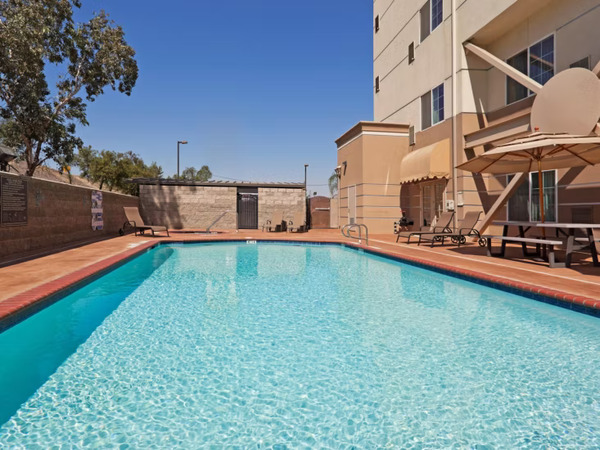 Holiday Inn Express & Suites Bakersfield Central