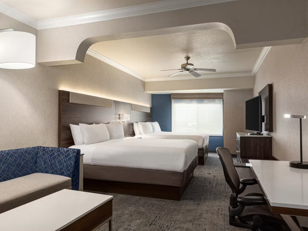 Holiday Inn Express & Suites Bakersfield Central