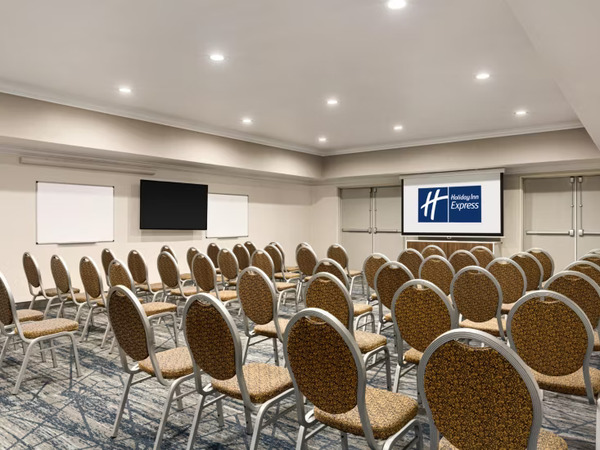 Holiday Inn Express & Suites Bakersfield Central