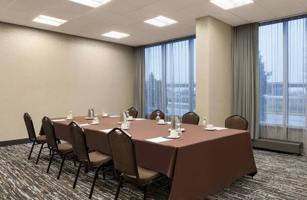 DoubleTree by Hilton Pointe-Claire Montreal Airport West