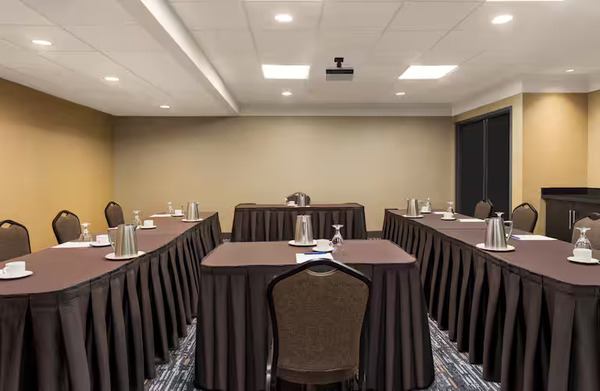 DoubleTree by Hilton Pointe-Claire Montreal Airport West