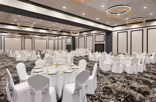 DoubleTree by Hilton Pointe-Claire Montreal Airport West