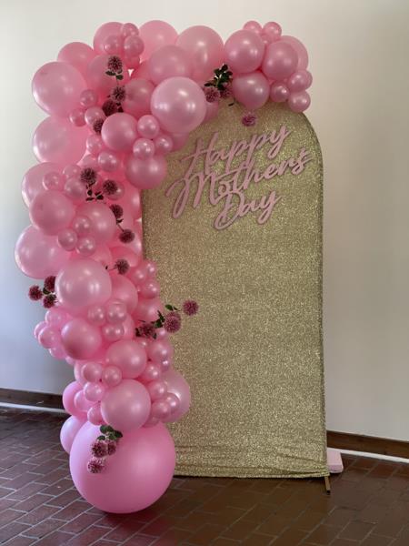 Deevine Deezigns & Events by Dee, LLC