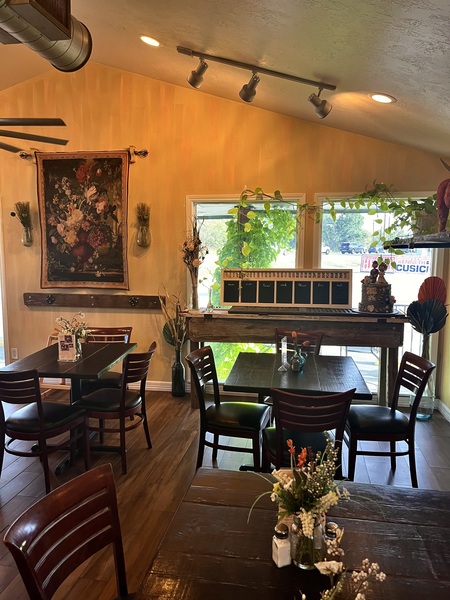 Mama's Bistro Cafe & Bakery