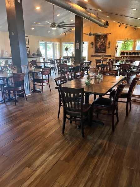 Mama's Bistro Cafe & Bakery