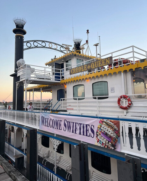 The Paddlewheeler Creole Queen