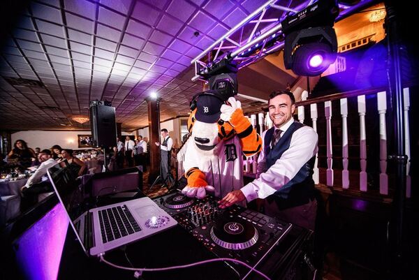 Rusch Entertainment DJs Uplights Bands Dueling Pianos