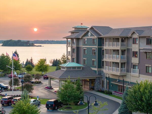 1000 Island Harbor Hotel