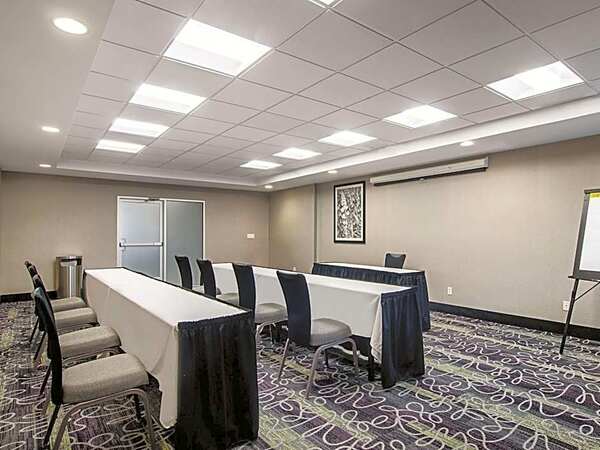 La Quinta Inn and Suites Denver International Airport