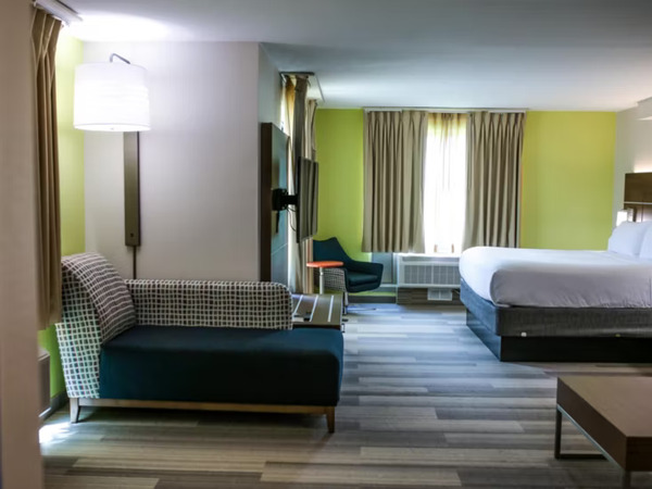 Holiday Inn Express & Suites Memphis/Germantown