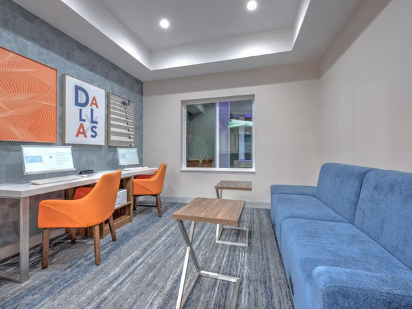 Holiday Inn Express & Suites - Dallas West