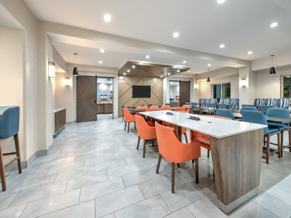 Holiday Inn Express & Suites - Dallas West