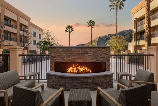 Courtyard Santa Clarita Valencia