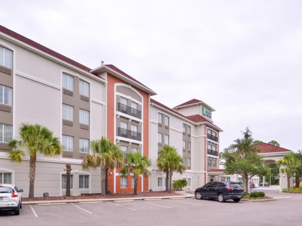 Holiday Inn Express Tampa N I-75 - University Area