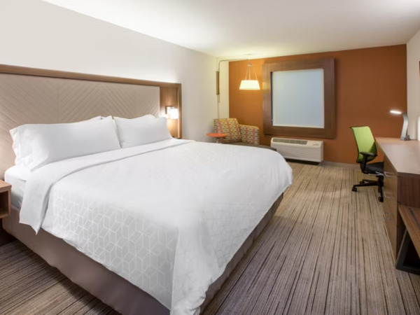Holiday Inn Express & Suites /Oak Grove