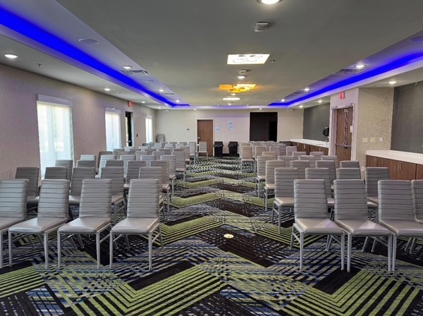 Holiday Inn Express & Suites /Oak Grove