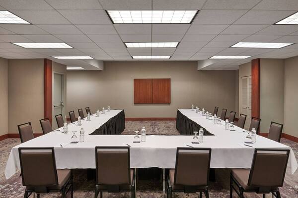 Hilton Toronto Airport Hotel & Suites