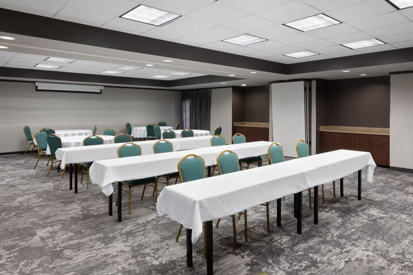 La Quinta Inn & Suites by Wyndham Houston Bush IAH South