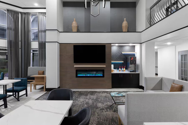 La Quinta Inn & Suites by Wyndham Houston Bush IAH South