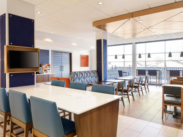 Holiday Inn Express & Suites Chicago Matteson, an IHG Hotel