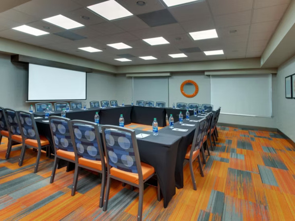 Holiday Inn Express & Suites Atlanta N-Perimeter Mall Area