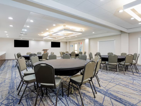 Holiday Inn Express & Suites Tampa Stadium - Airport Area,an IHG Hotel