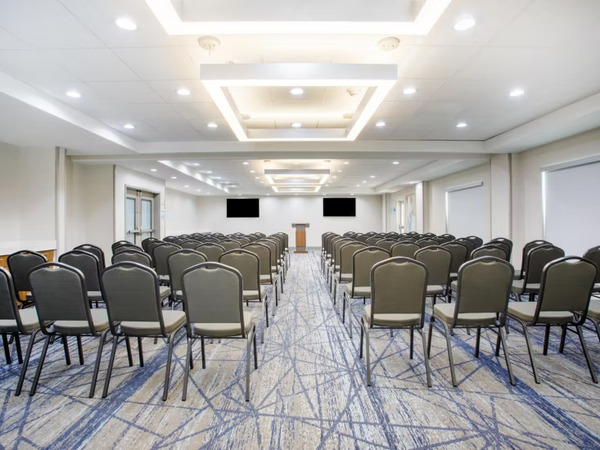 Holiday Inn Express & Suites Tampa Stadium - Airport Area,an IHG Hotel