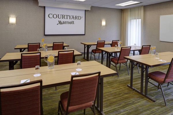 Courtyard by Marriott Indianapolis Airport