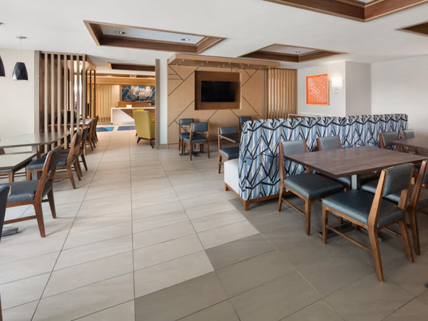 Holiday Inn Express & Suites Cherry Hills Omaha