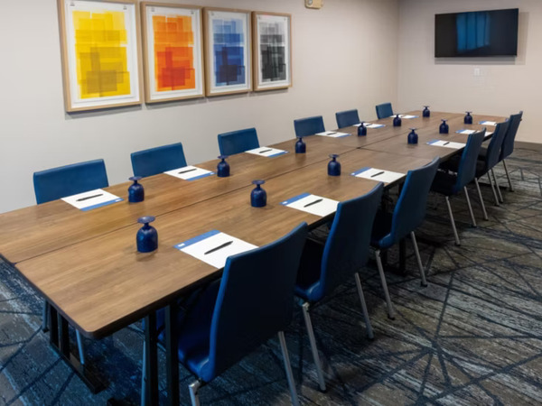 Holiday Inn Express & Suites Wichita Airport